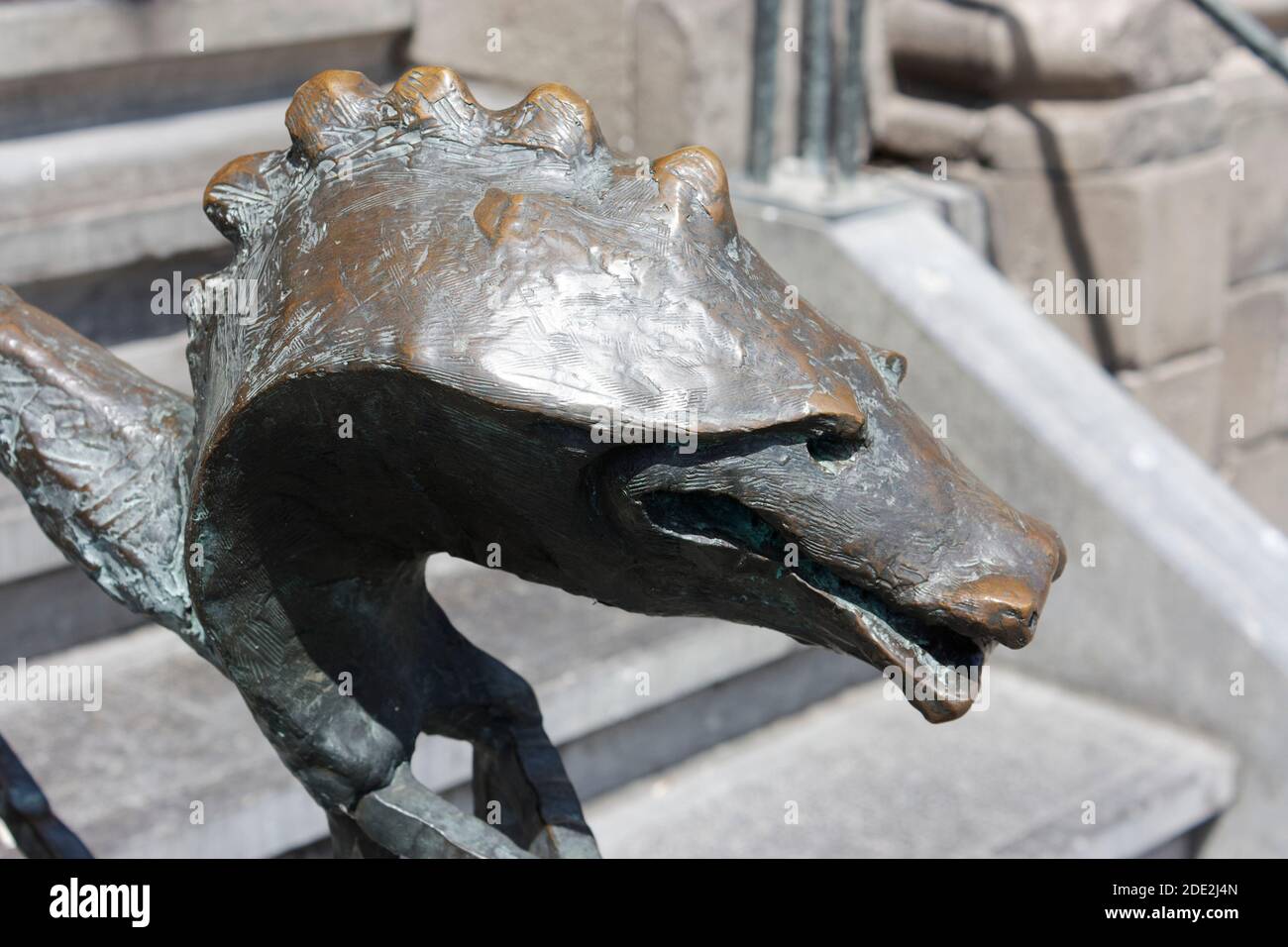 Barandilla de hierro con cabeza de serpiente, Mons, Bélgica Foto de stock