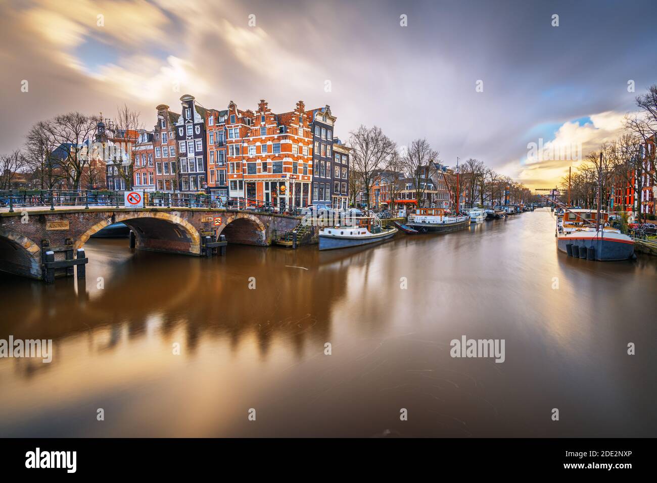 Amsterdam, países Bajos puentes y canales en el crepúsculo. Foto de stock