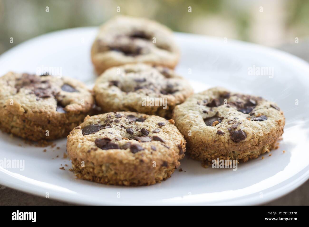 Espectaculares galletas de arroz con crema y fresas Foto de stock