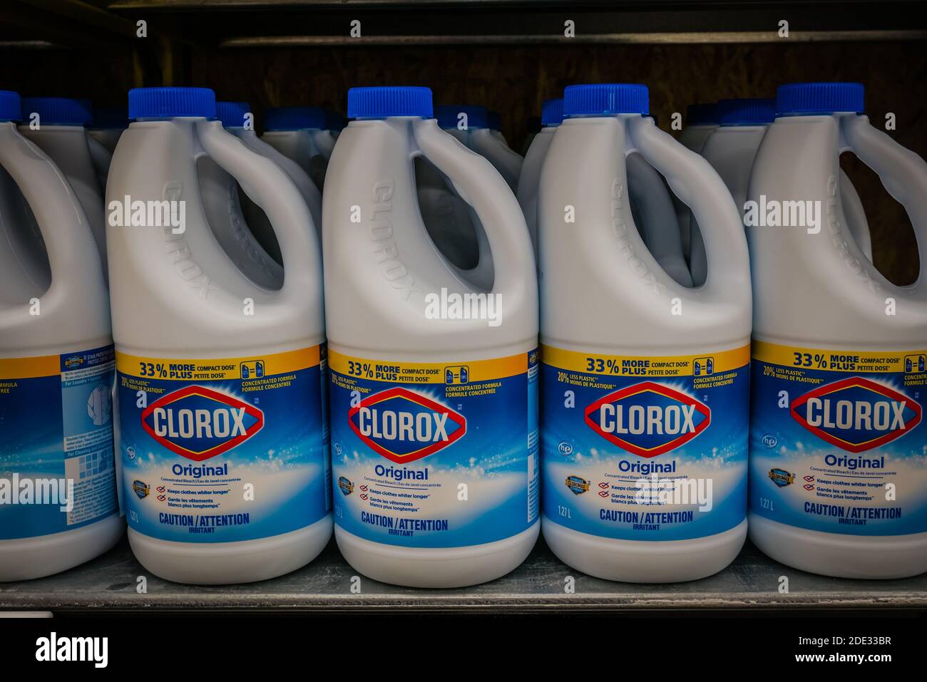 Integral Ser amado doblado clorox lejía en un supermercado estante cloro lejía, botella de clorox,  botellas de clorox lejía, solución desinfectante de clorox, producto de  limpieza supermar Fotografía de stock - Alamy