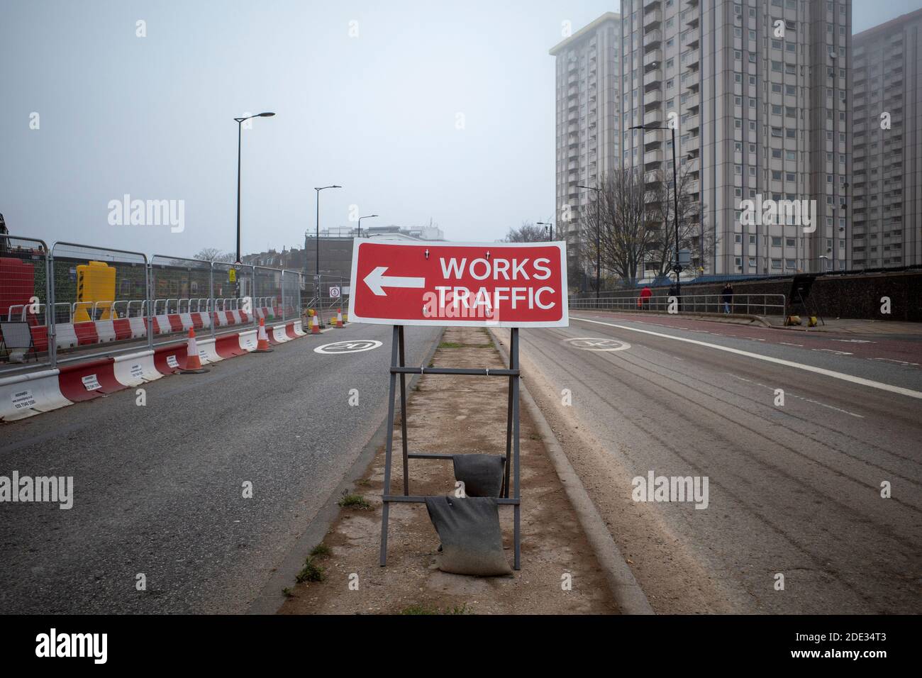 Obras señales de tráfico fuera de la obra de construcción de HS2 en Hampstead Road en Camden Town, Londres, Inglaterra Foto de stock