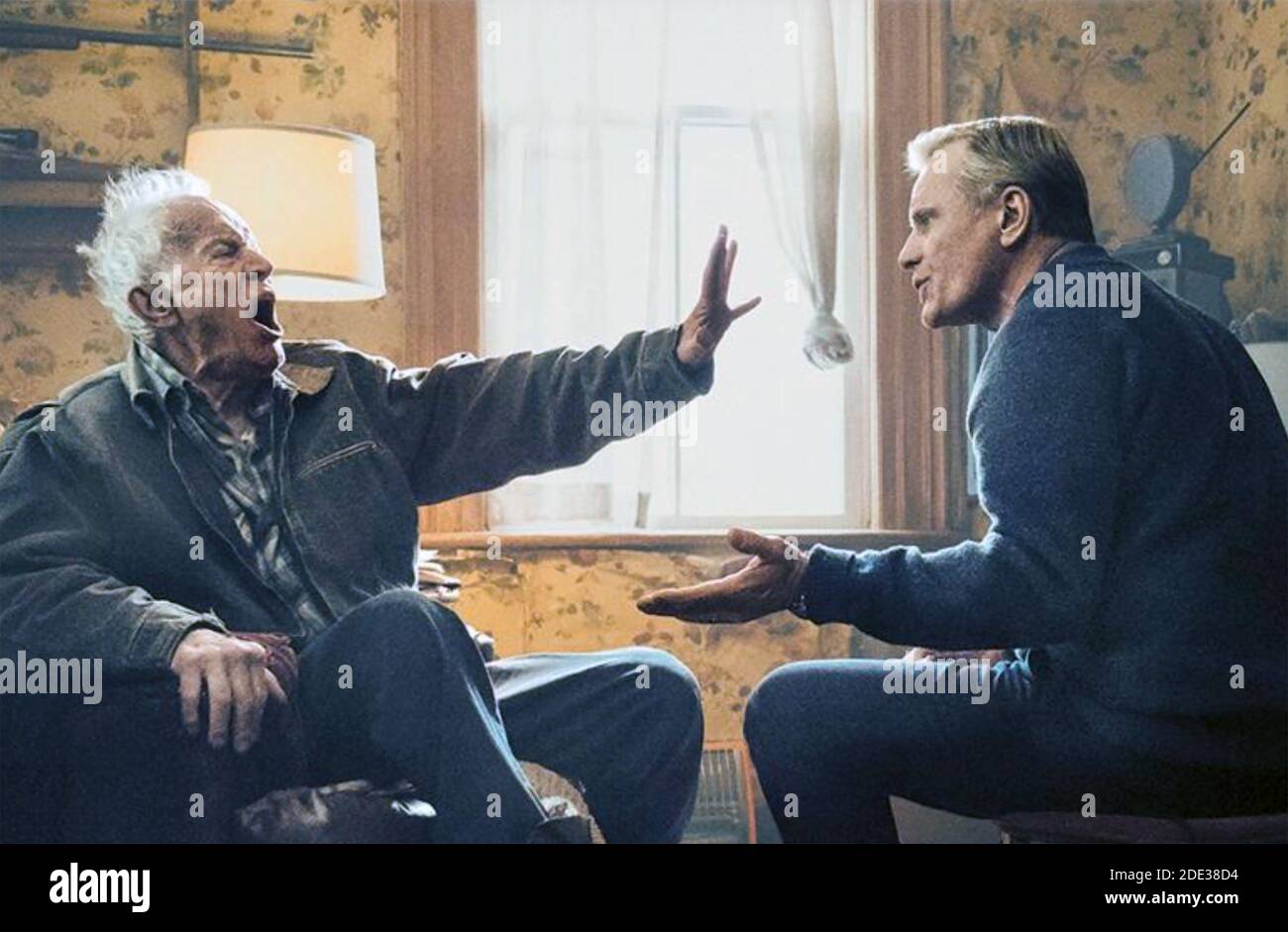 CAYENDO 2020 Modern Films con Viggo Mortensen a la derecha Y Lance Henriksen Foto de stock
