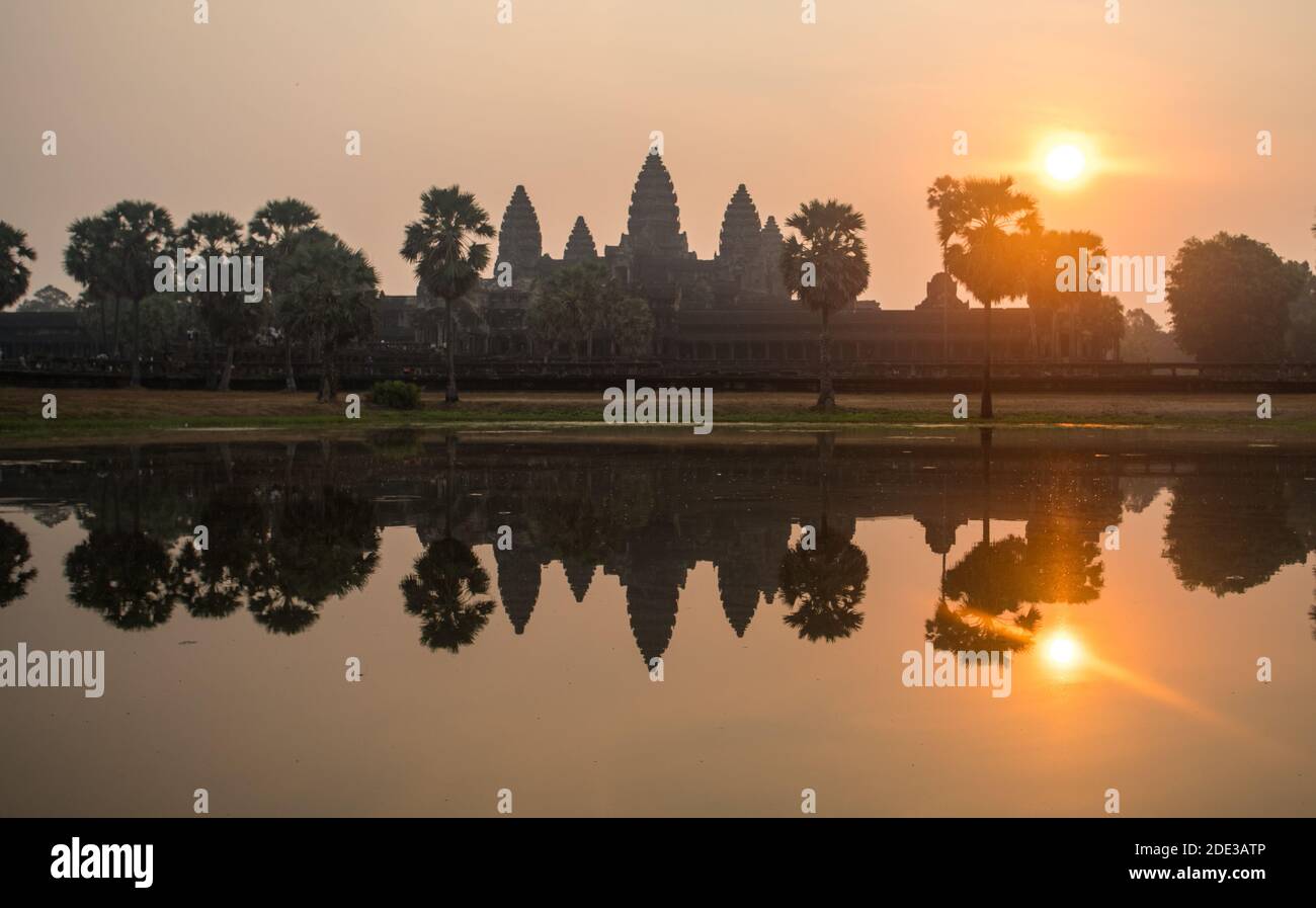 Templo Angkor Wat en Camboya durante el amanecer. Foto de stock