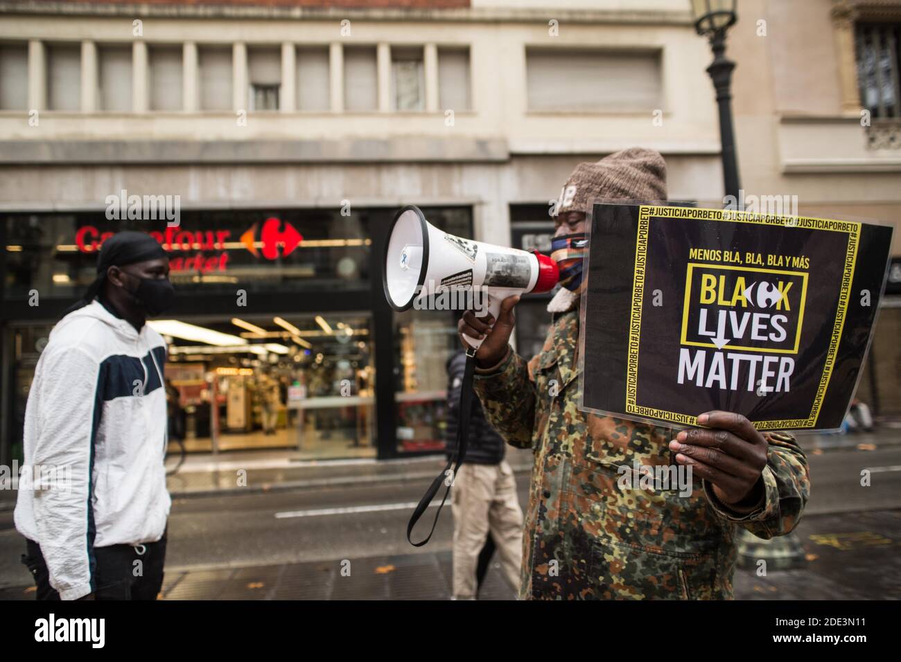 Un manifestante que sostiene un cartel que dice, Black Lives Matter,  durante la manifestación.la muerte de João Alberto Silveira, de 40 años, un  hombre negro después de recibir una brutal paliza de