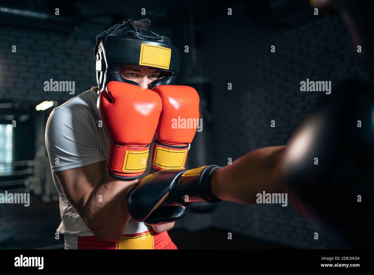 primer plano de los boxeadores deporte hombre entrenamiento y lucha en el ring de boxeo en el gimnasio Foto de stock