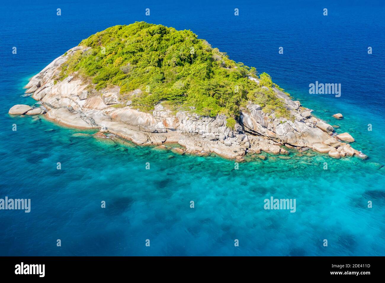 Vista aérea de una pequeña y hermosa isla tropical rodeada de arrecifes de  coral y océano claro Fotografía de stock - Alamy
