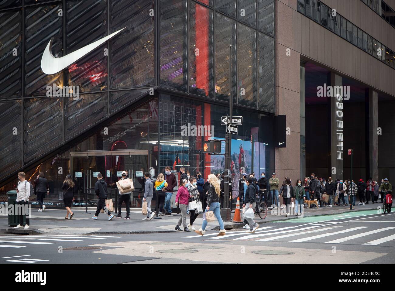 Tectónico medias A escala nacional Nike store new york fotografías e imágenes de alta resolución - Alamy