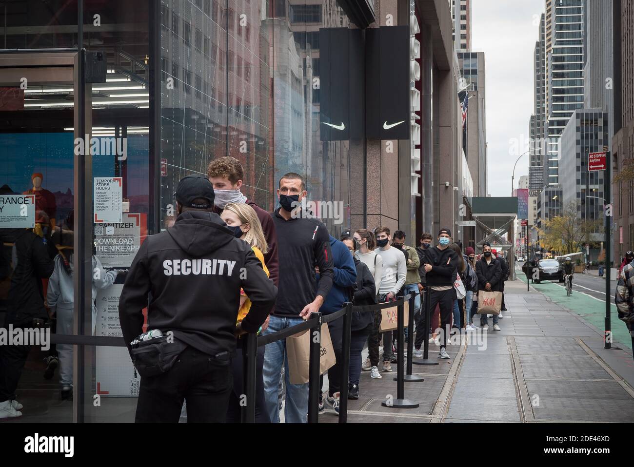 Manhattan, Nueva York. 27 de noviembre de 2020. Gente esperando en fila  para entrar en una tienda Nike el Viernes Negro Fotografía de stock - Alamy