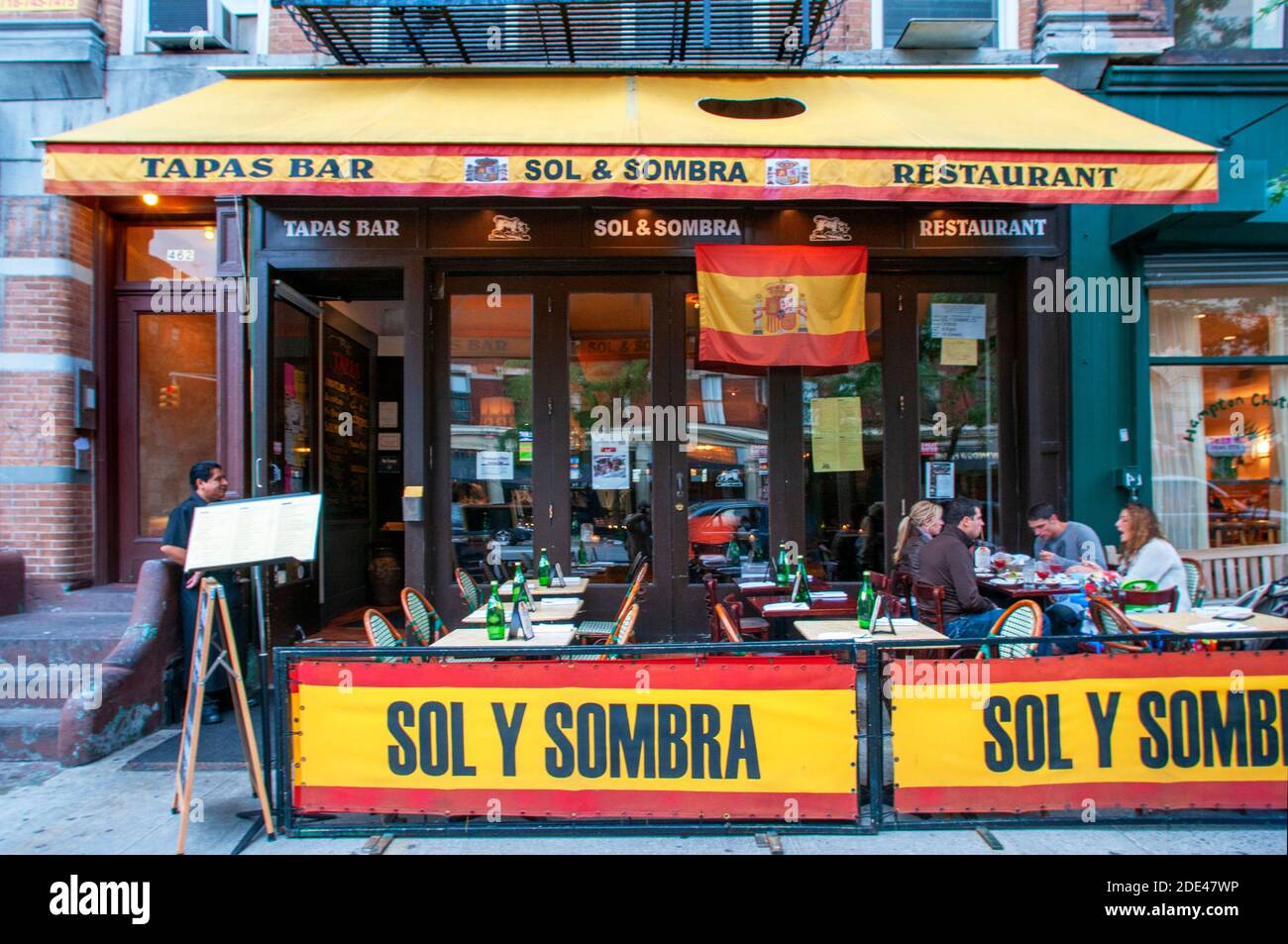 Bar Sol y sombra tapas. 462 Amsterdam Avenue New York, Manhattan, EE.UU.. Fachada de un restaurante español en Manhattan Foto de stock