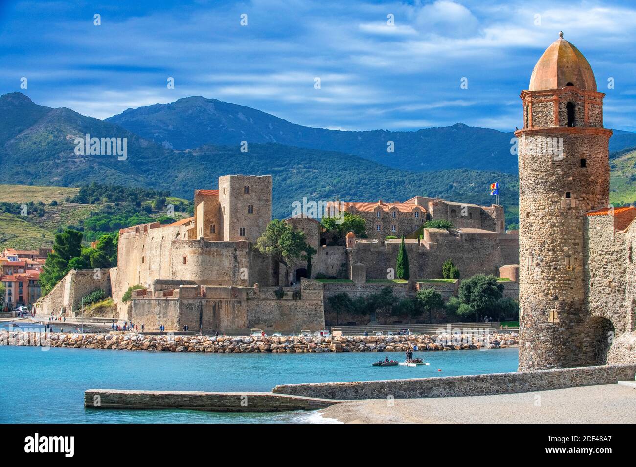 Real castillo de Collioure y paisaje playa costera de la pintoresca aldea de Colliure, cerca de Perpiñán al sur de Francia Languedoc-Roussillon C Foto de stock