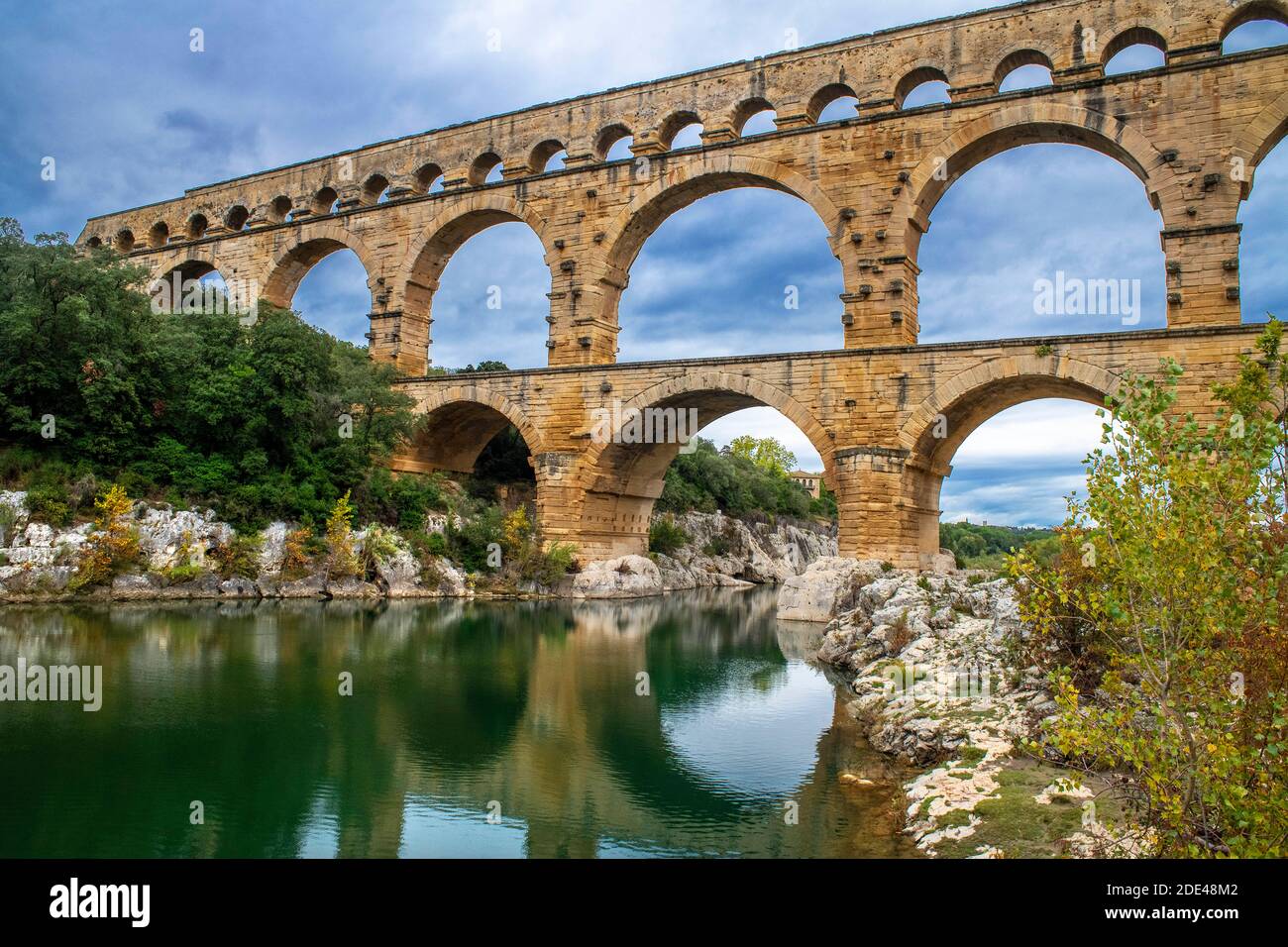 Pont du Gard, región de Languedoc-Rosellón, Francia, Patrimonio de la Humanidad de la Unesco. Acueducto romano cruza el río Gardon cerca de Vers-Pon-du-Gard Languedo Foto de stock
