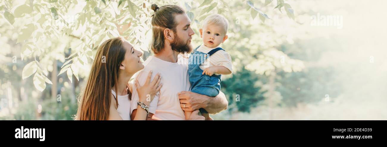Papa Mama Y Bebe Caminando Fotos E Imagenes De Stock Pagina 3 Alamy