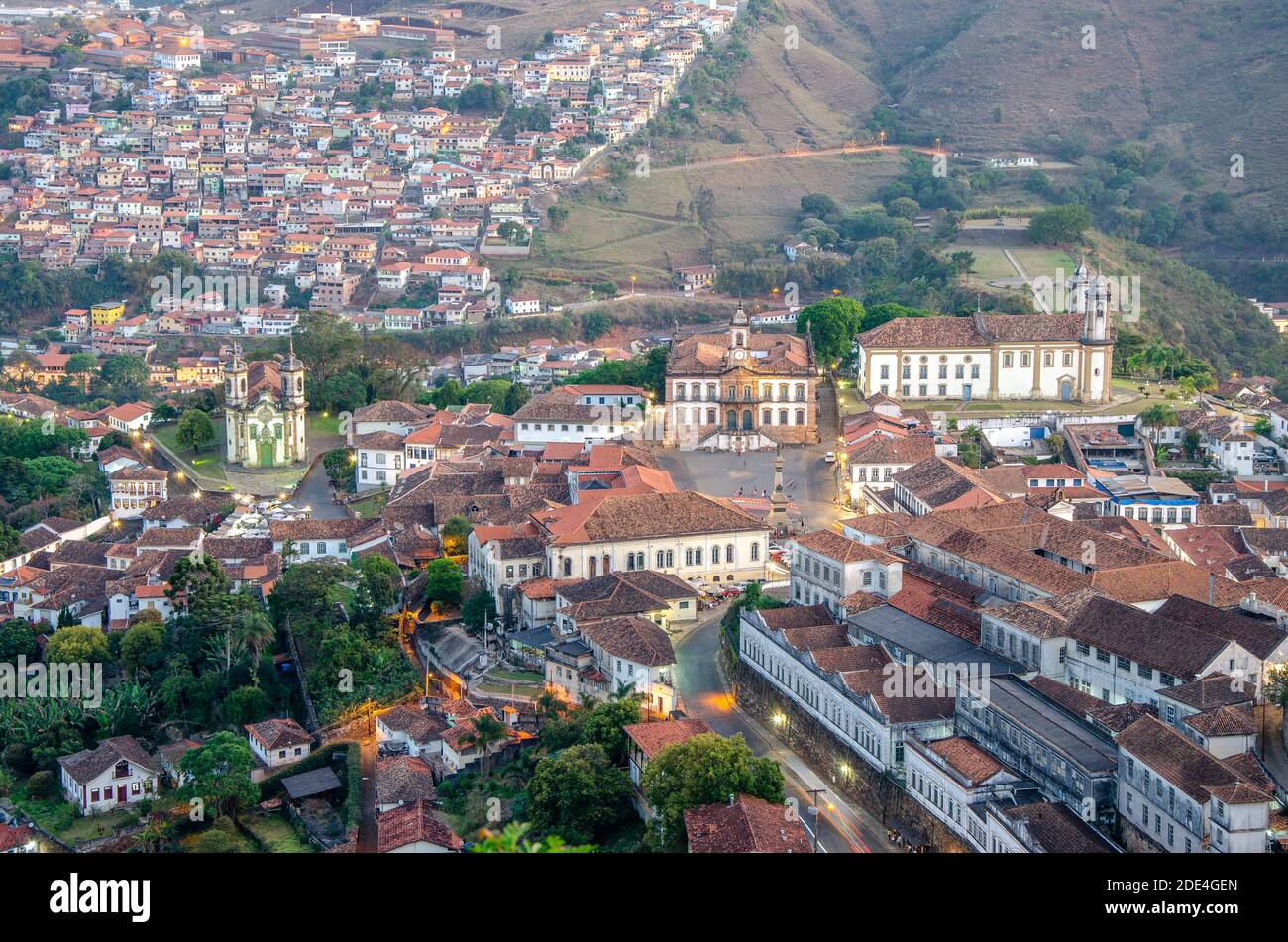 Lista de los cubos de desplazamiento . Ouro Preto , Brasil. Vista panorámica de la ciudad histórica durante la puesta de sol. Foto de stock