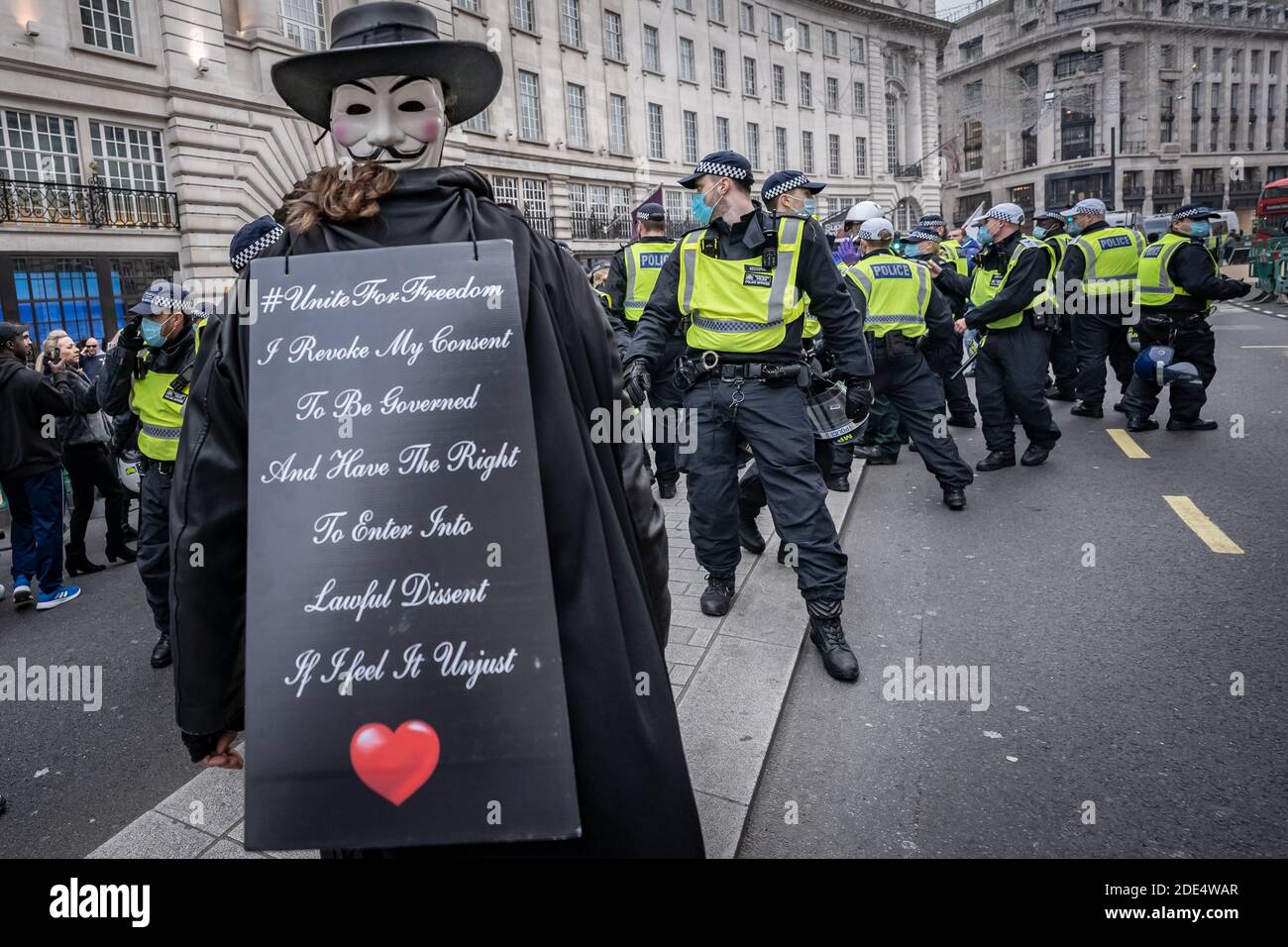 Coronavirus: Enfrentamientos y detenciones durante manifestaciones contra el bloqueo mientras los manifestantes continúan rebelándose contra las normas de bloqueo de las 19:19 en Londres. Foto de stock