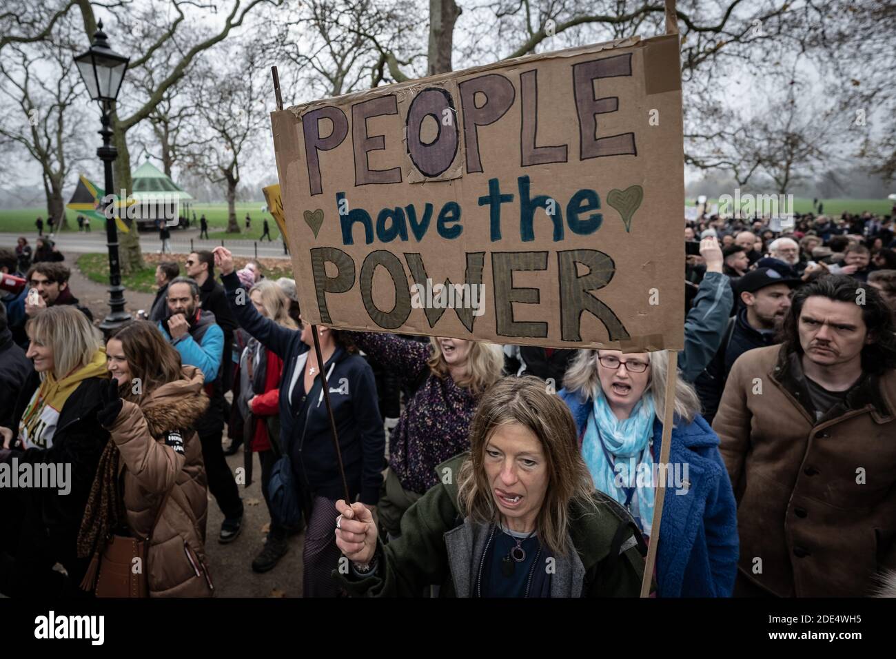 Coronavirus: Enfrentamientos y detenciones durante manifestaciones contra el bloqueo mientras los manifestantes continúan rebelándose contra las normas de bloqueo de las 19:19 en Londres. Foto de stock