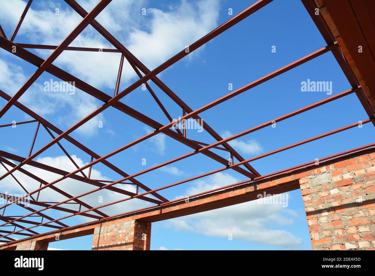 Construcción de techado. Cerca de vigas de madera, aleros, vigas de madera  instalados en pared de ladrillo con bitumen membrana impermeabilizante y  anclajes en metal Fotografía de stock - Alamy