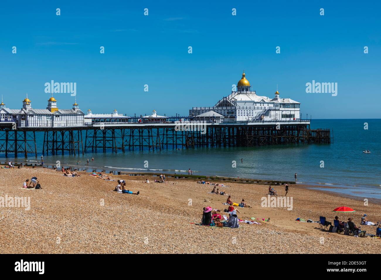 Inglaterra, East Sussex, Eastbourne, Eastbourne Beach y Pier Foto de stock