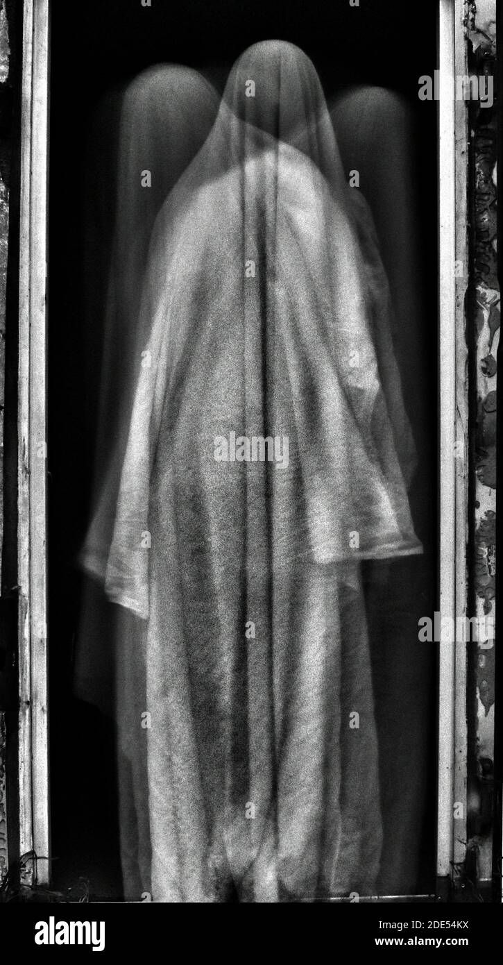 Fantasma en una puerta Fotografía de stock - Alamy