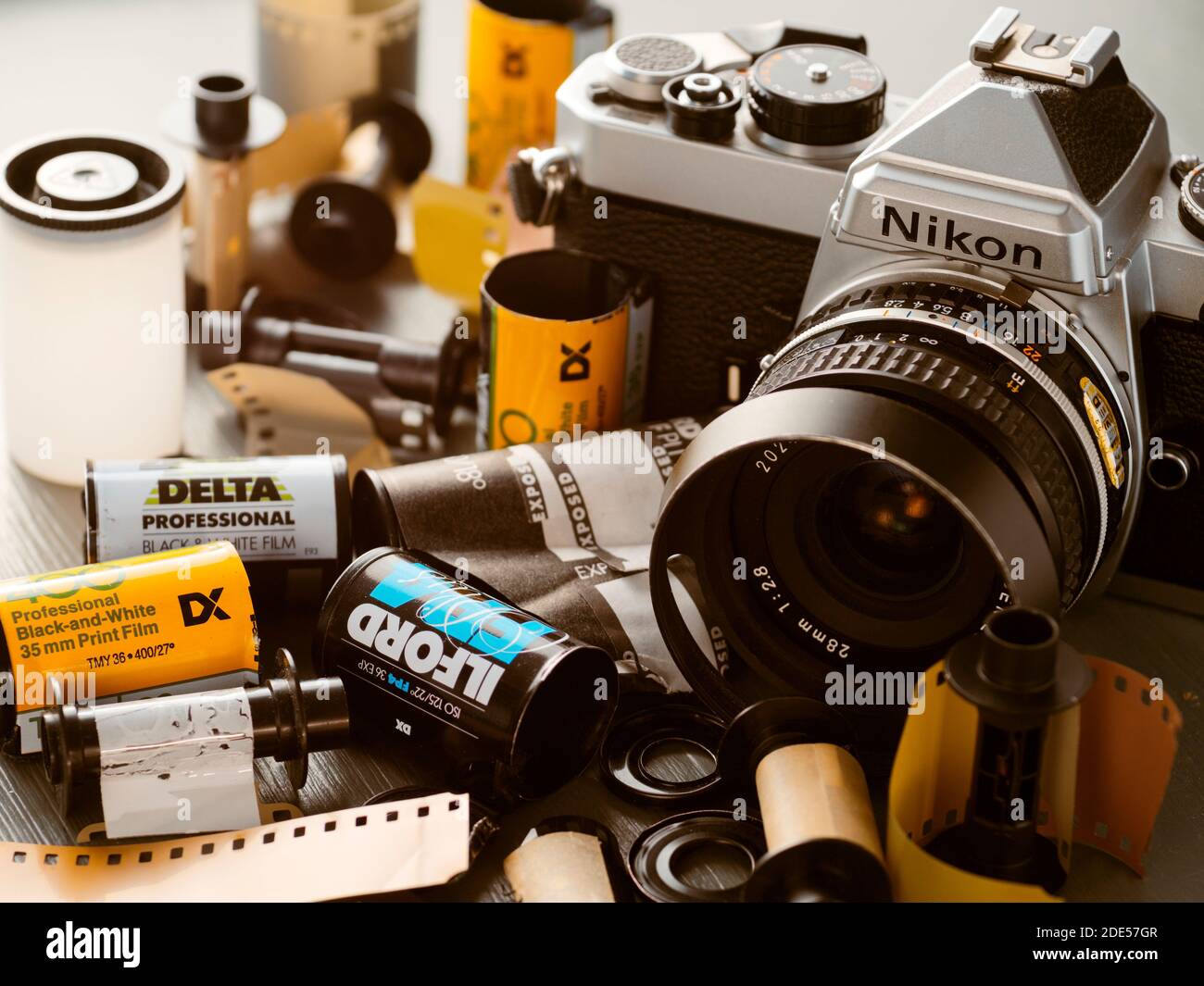 Cartuchos de película de 35 mm vacíos de película desarrollada dejada en a cuarto oscuro Foto de stock