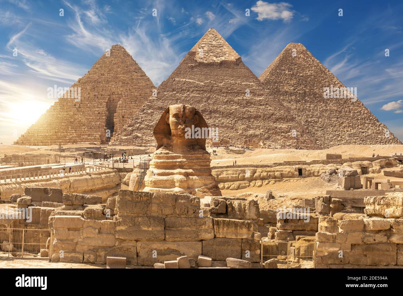 La Esfinge y las grandes Pirámides de Giza cerca de las ruinas de un templo en Giza, Egipto Foto de stock