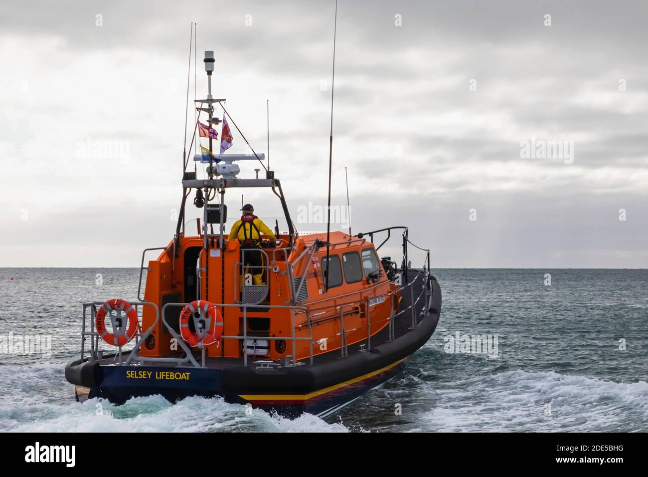 Inglaterra, West Sussex, Chichester, Selsey Bill, la RNLI Selsey Bill Lifeboat at sea Foto de stock