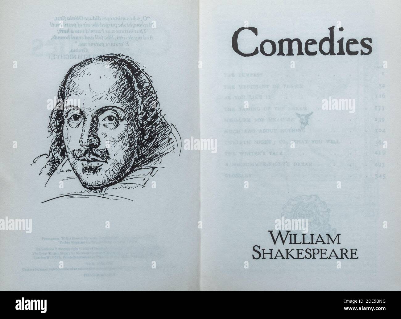 Libro de comedias - colección de obras de William Shakespeare. Página de título y dibujo del autor. Foto de stock