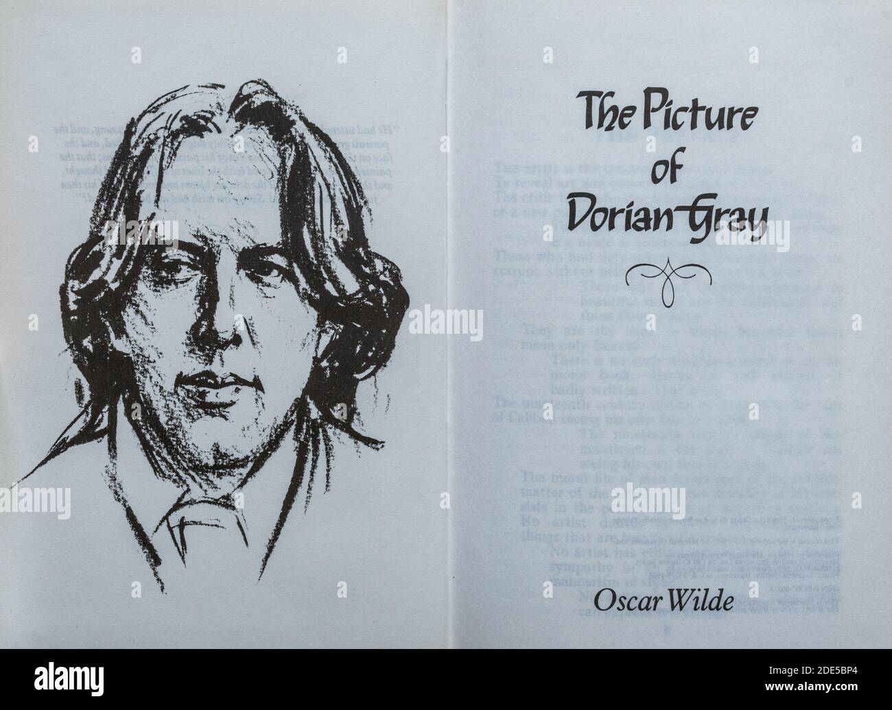 La imagen de Dorian Gray libro - novela de Oscar Wilde. Página de título y dibujo del autor. Foto de stock