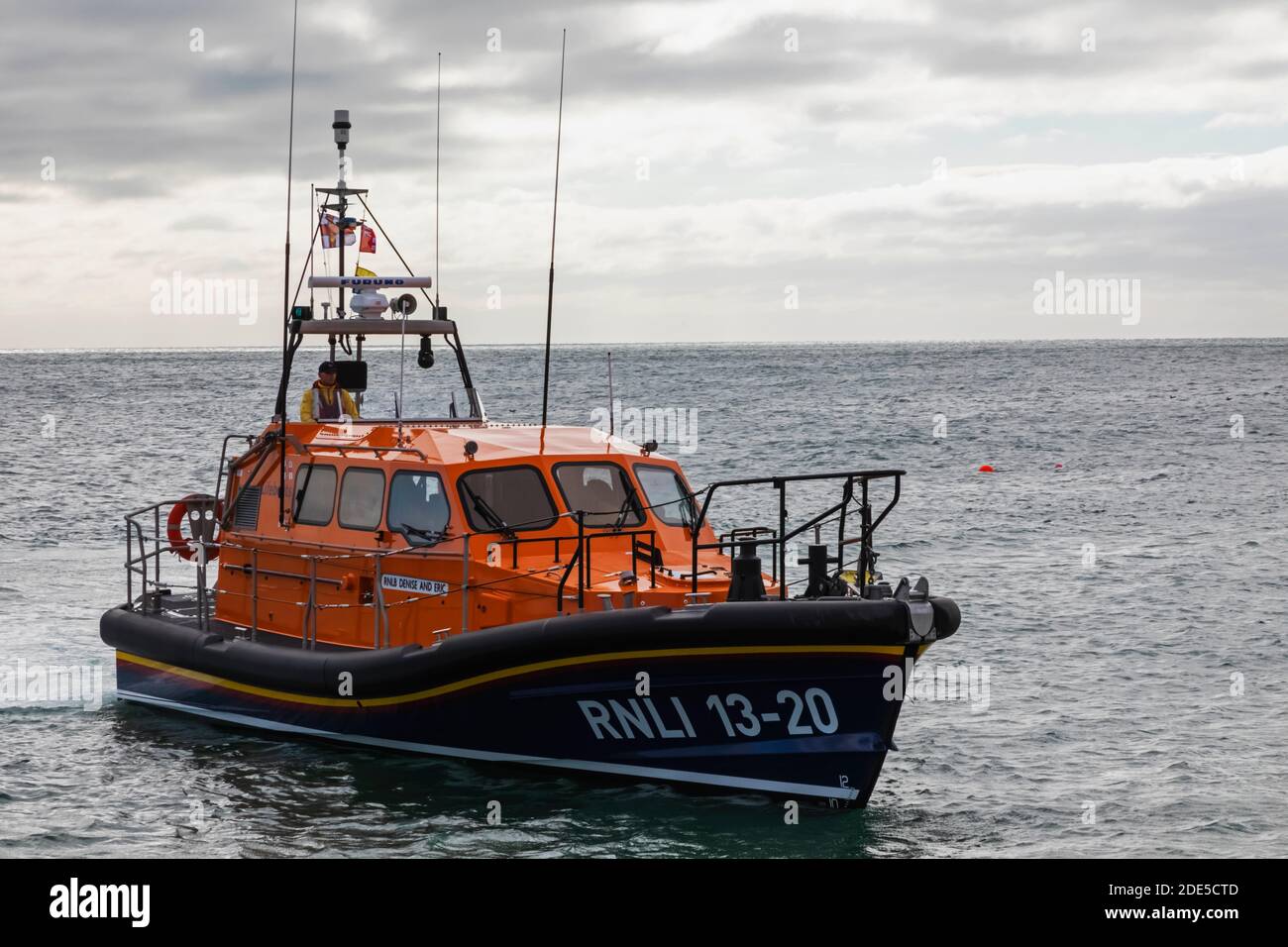 Inglaterra, West Sussex, Chichester, Selsey Bill, la RNLI Selsey Bill Lifeboat at sea Foto de stock