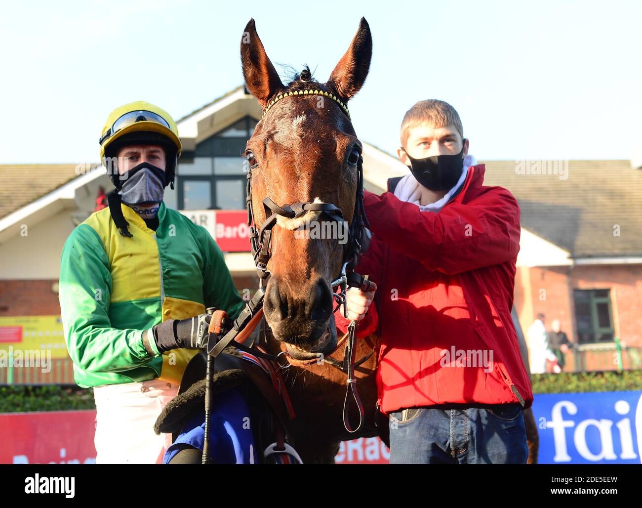 Jockey Bryan Cooper y el novio Chris Magill posan con Mega Mindy después de la  Bar One Racing las mejores probabilidades garantizadas Irlandés EBF Mares  Handicap Chase en el hipódromo de Fairyhouse