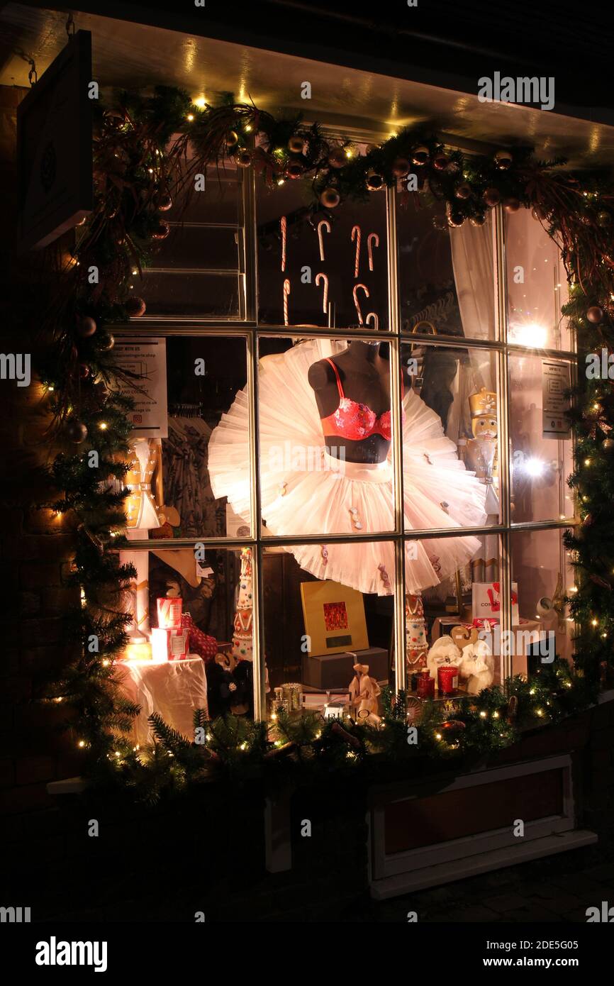 Exposición de la ventana de la tienda temática navideña en Shakespeare Country, Alcester, Warwickshire, Reino Unido, con luces navideñas alrededor del exterior. Foto de stock