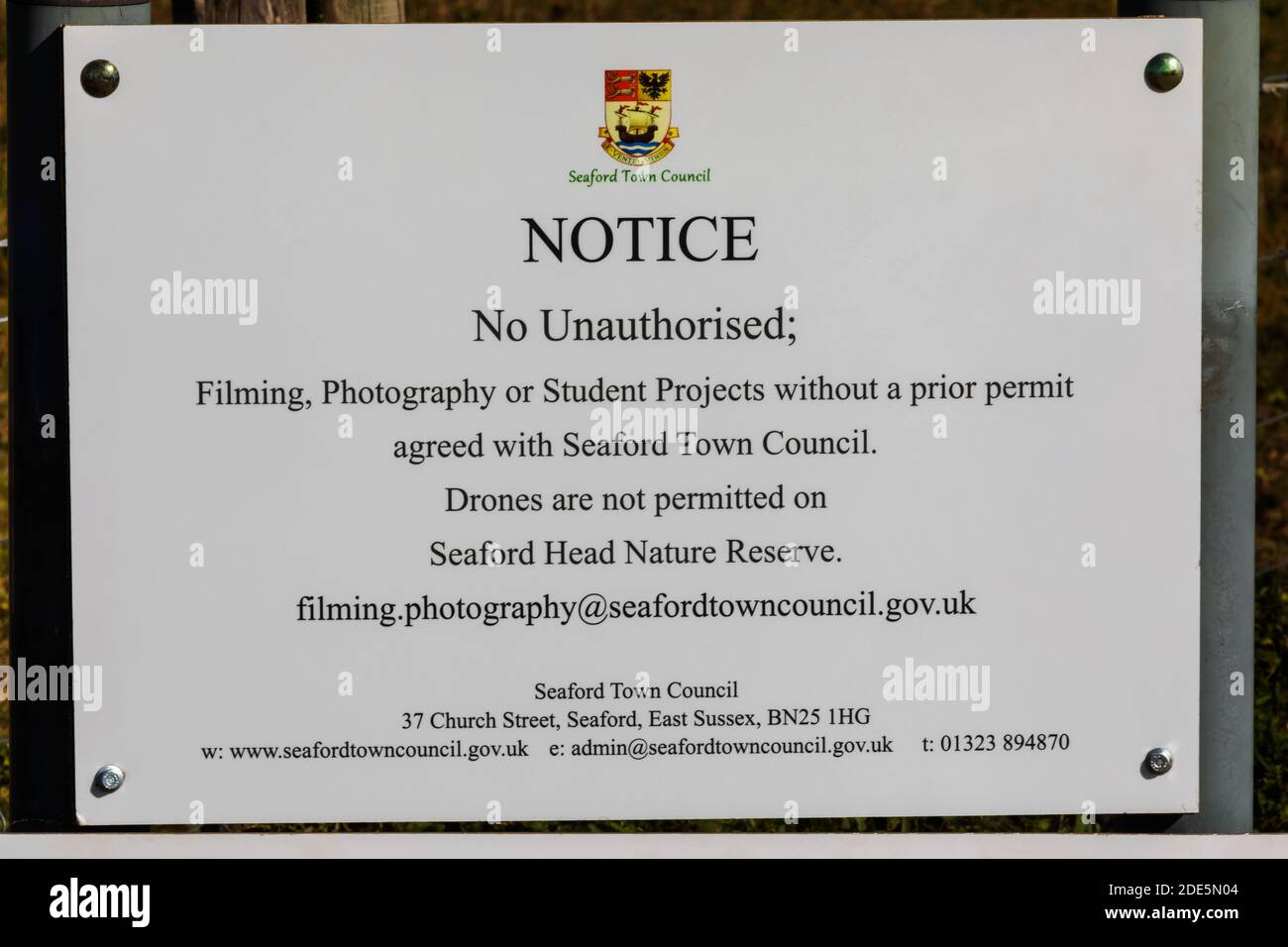 England, East Sussex, Seaford, Council Aviso que prohíbe filmar sin un permiso previo del Ayuntamiento de Seaford Foto de stock