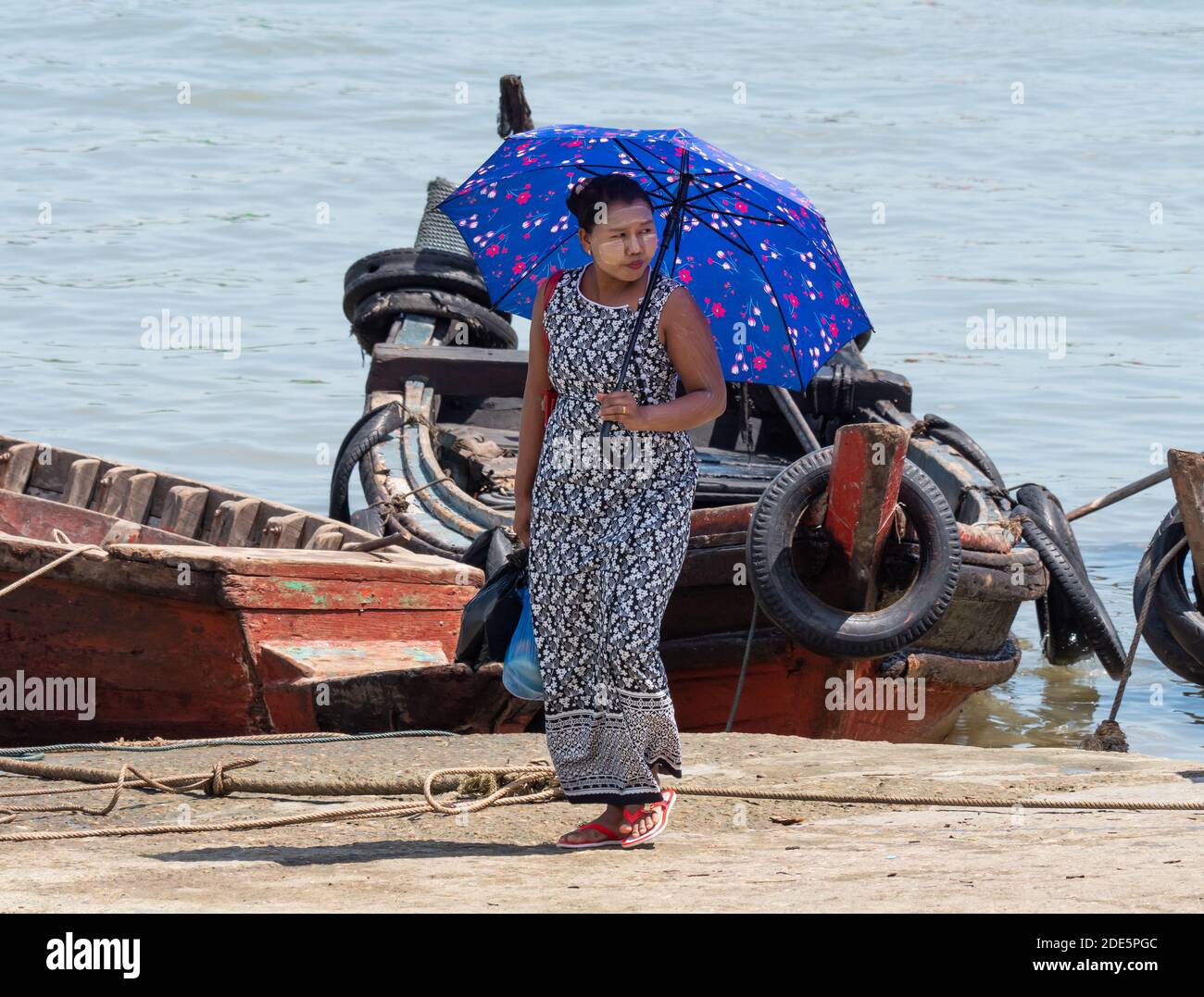 Mujer pasajero con polvo de thanaka tradicional, esperando un ferry para cruzar el estrecho entre la ciudad de Myeik y Pahtaw Pahtet isla en sou Foto de stock
