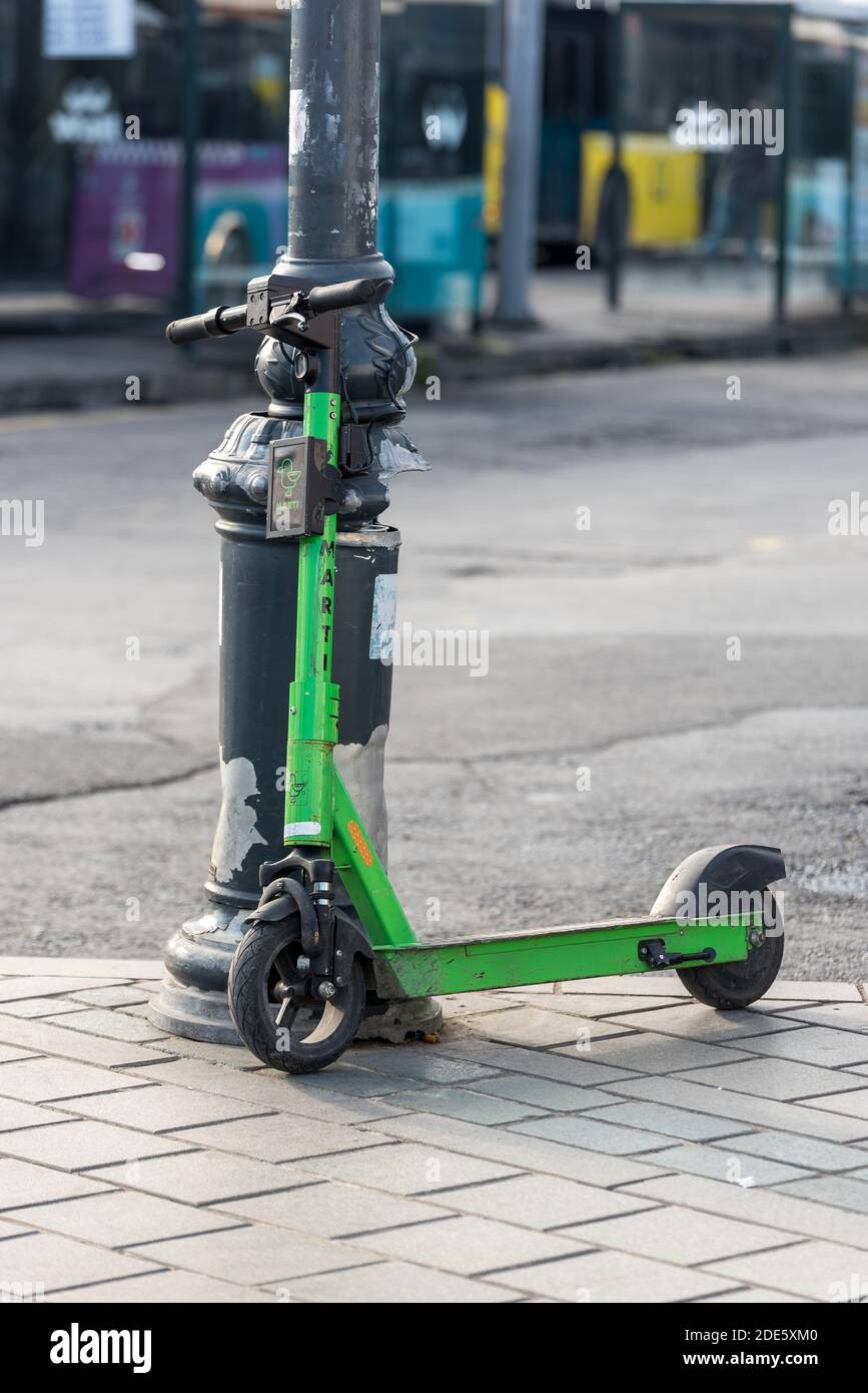 Scooter eléctrico rentable llamado Marti. Transporte urbano de corto  alcance con scooters ecológicos alternativos.Estambul,Turquía.16 de  noviembre de 2020 Fotografía de stock - Alamy