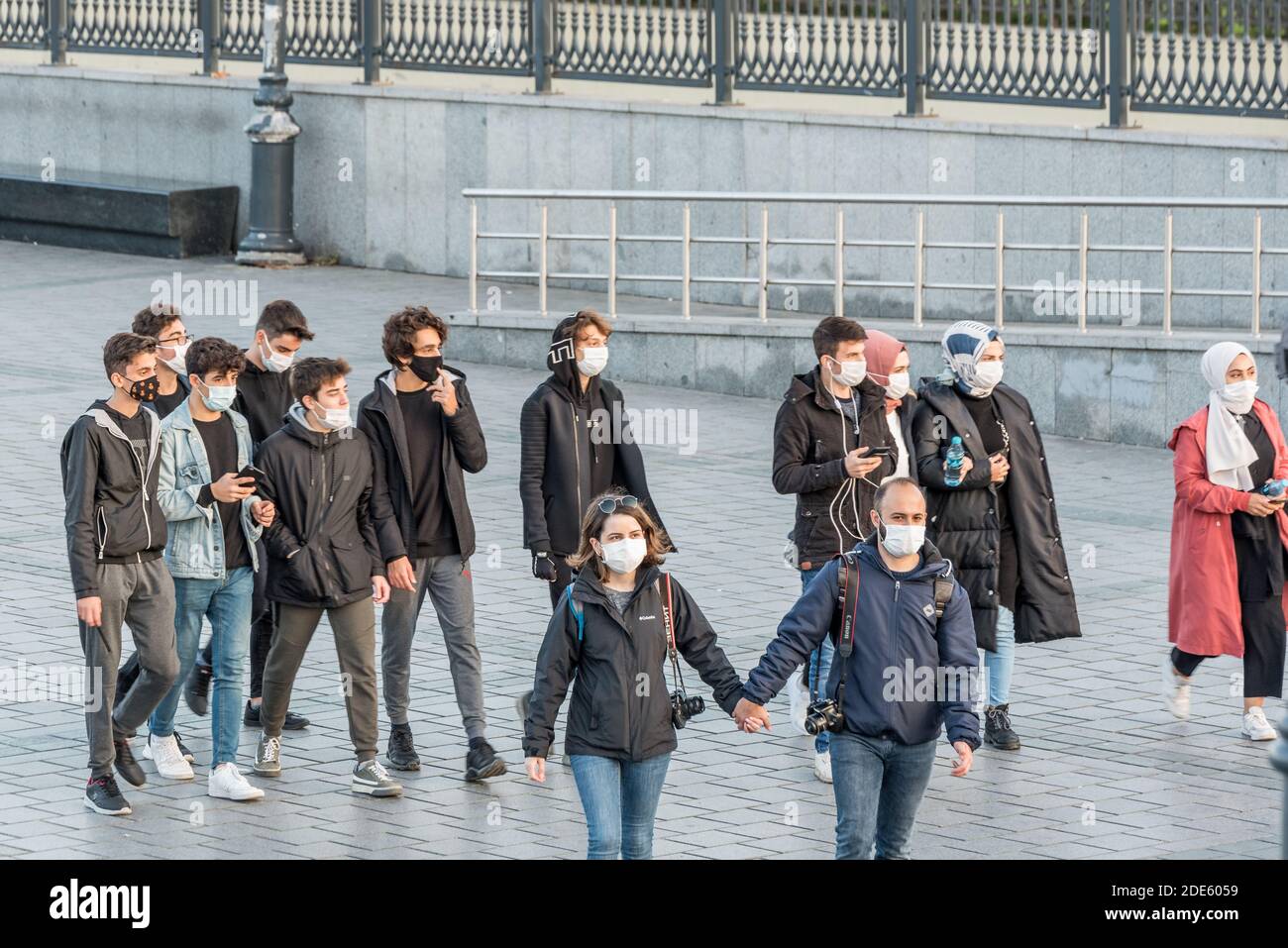 Personas turcas no identificadas con máscaras protectoras que caminan de cerca Las calles sin la distancia social coronavirus COVID-19 epidemic.Istanbu Foto de stock