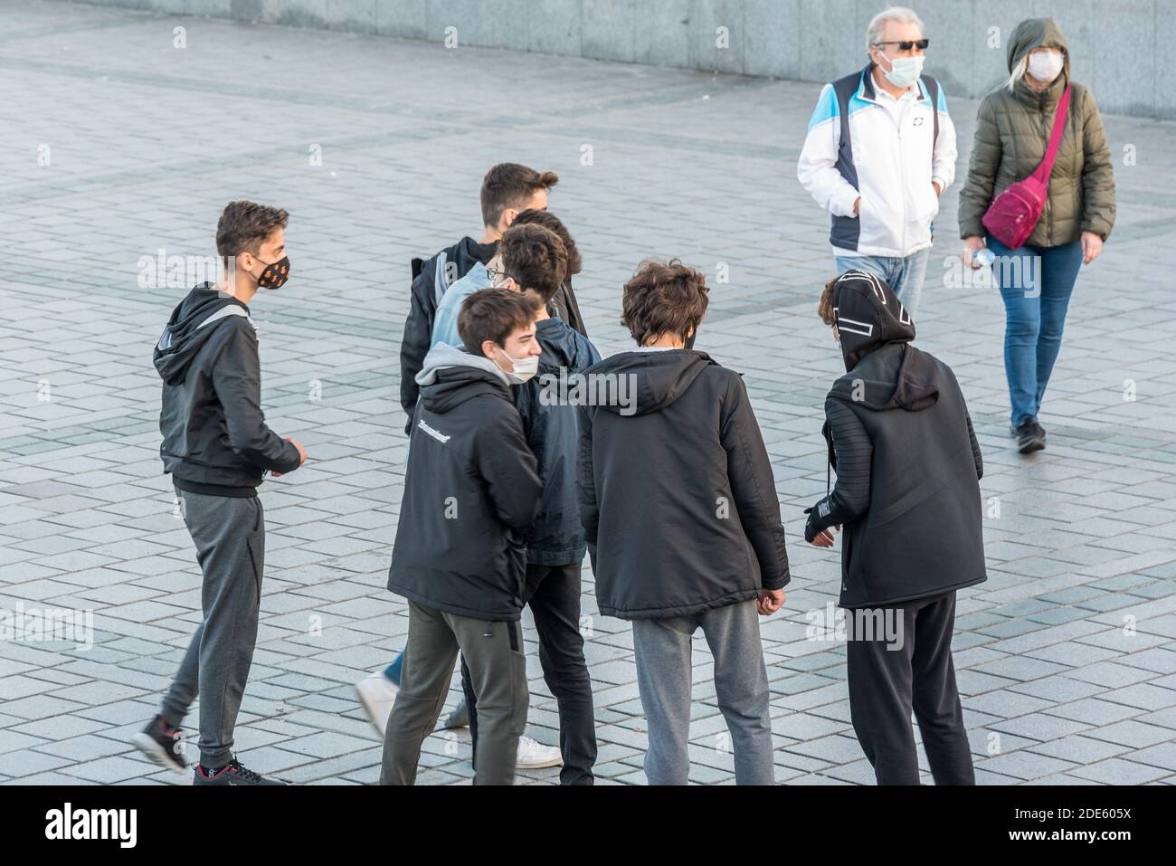 Personas turcas no identificadas con máscaras protectoras que caminan de cerca Las calles sin la distancia social coronavirus COVID-19 epidemic.Istanbu Foto de stock