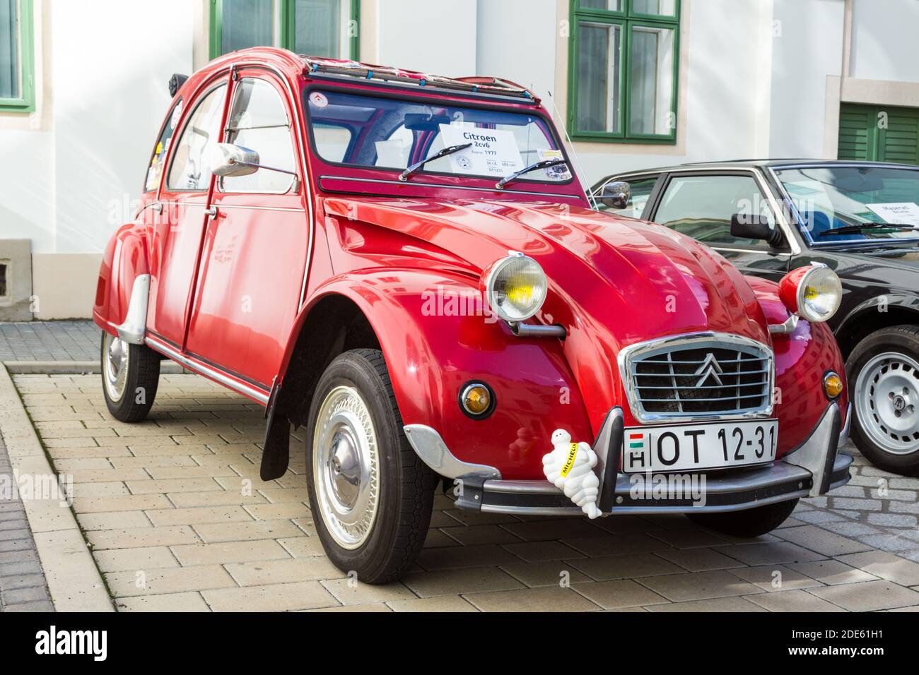 Rojo Citroen 2cv6 1977 coche antiguo en exhibición, Sopron, Hungría Foto de stock