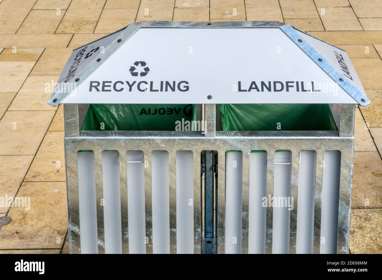Una elección directa entre el reciclaje y el relleno sanitario en un contenedor de basura en Brixton, Londres del Sur. Foto de stock
