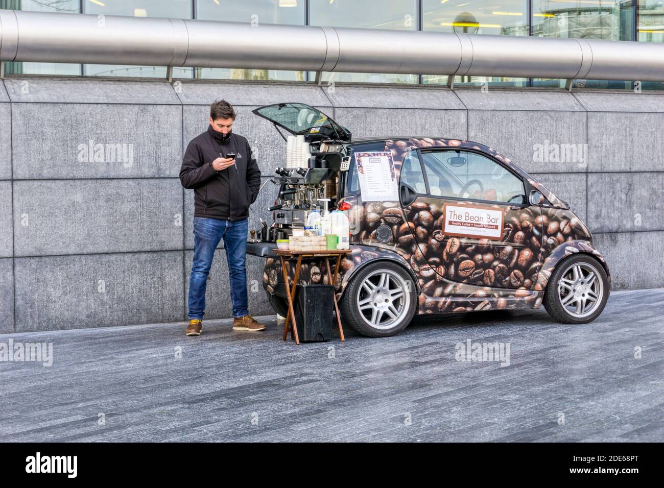 Una furgoneta de café que funciona desde la parte trasera de una conversión de coche inteligente. Foto de stock