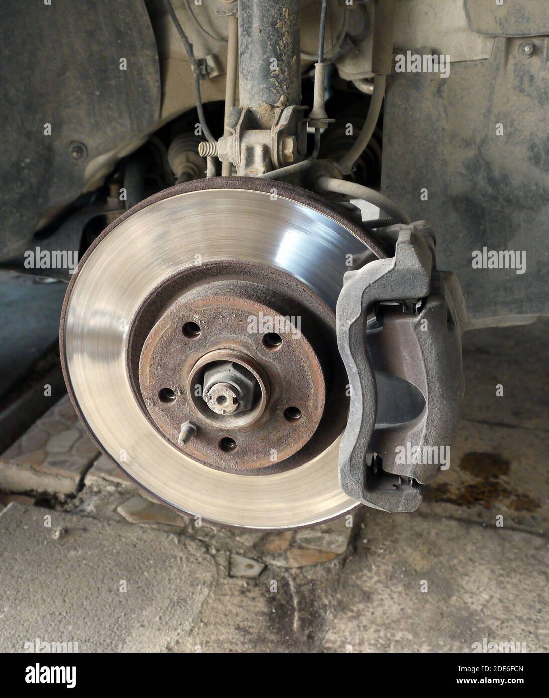 frenos de disco rueda delantera un mecánico de automóvil, discos de freno de automóvil Fotografía stock - Alamy