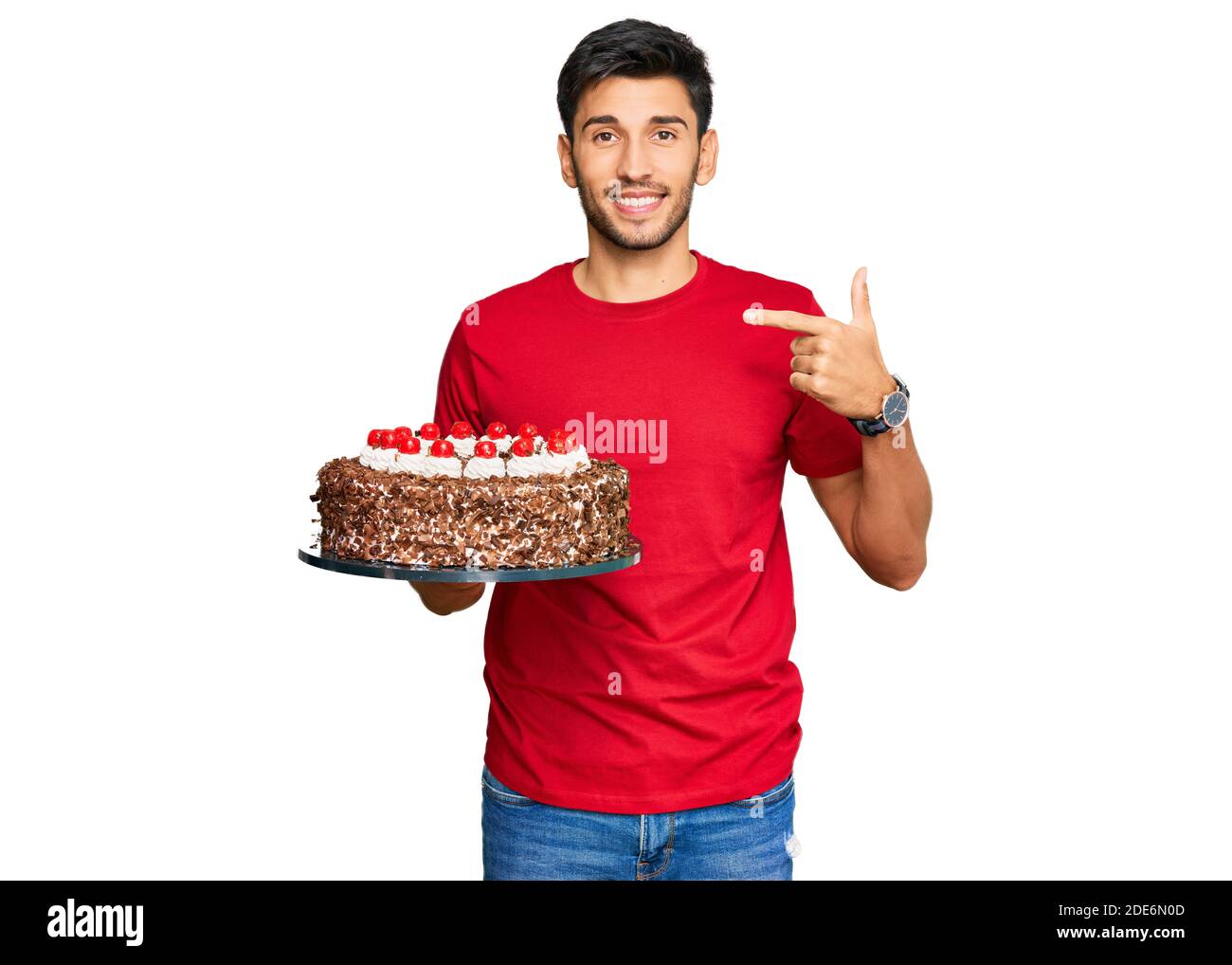 Joven hombre guapo celebrando cumpleaños con pastel apuntando con el dedo  un yo sonriendo feliz y orgulloso Fotografía de stock - Alamy