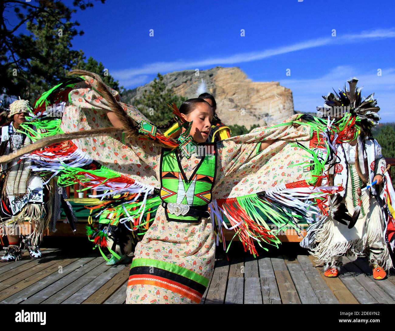 Joven Lakota Native American niña vestida con ropa tradicional y.. bailando  en pow wow Fotografía de stock - Alamy