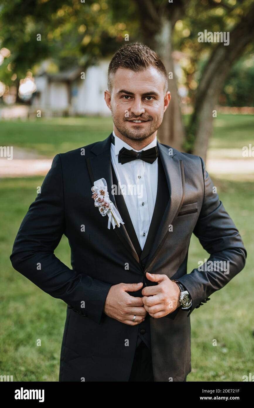 novio en tuxedo al aire libre listo para la ceremonia Foto de stock