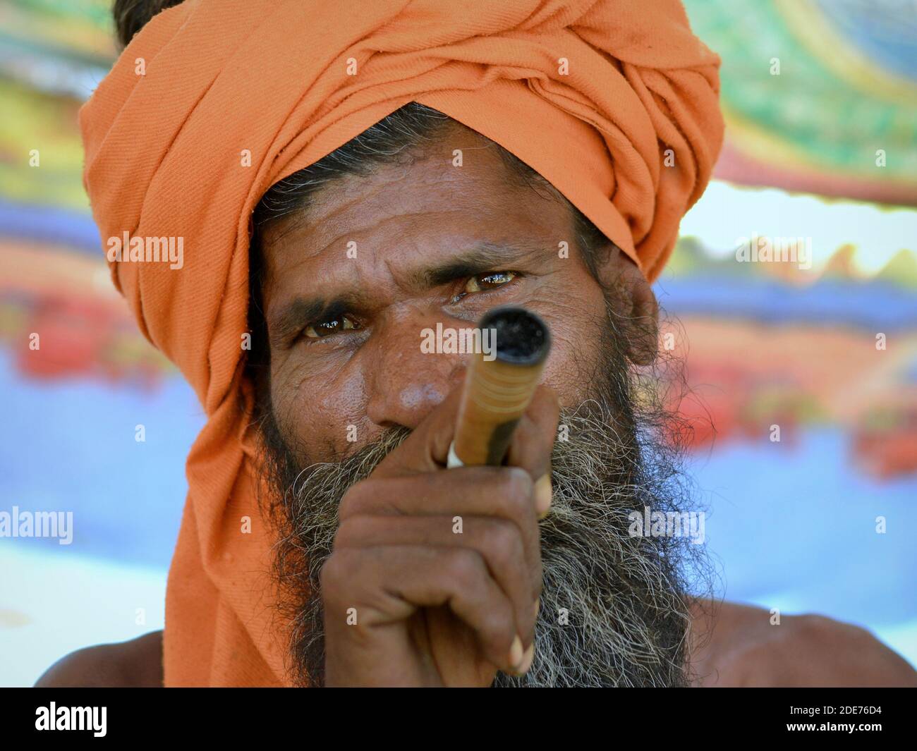 En Tiempos Muy Antiguos, Hace Casi 1000 Años, La Gente En La India Pasarían  Tiempo Lejos Mediante La Recopilación Y Fumar Opio Y El Hachís De Una Pipa  De Agua Primitiva (SHISHA