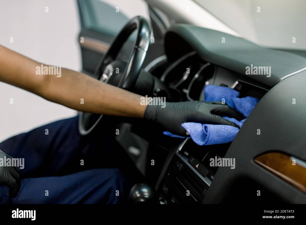 Lavar el coche y limpiar con jabón y esponja. Joven trabajador africano  americano concentrado, con overoles grises y guantes negros lavando la  capucha de coche jabonosa Fotografía de stock - Alamy