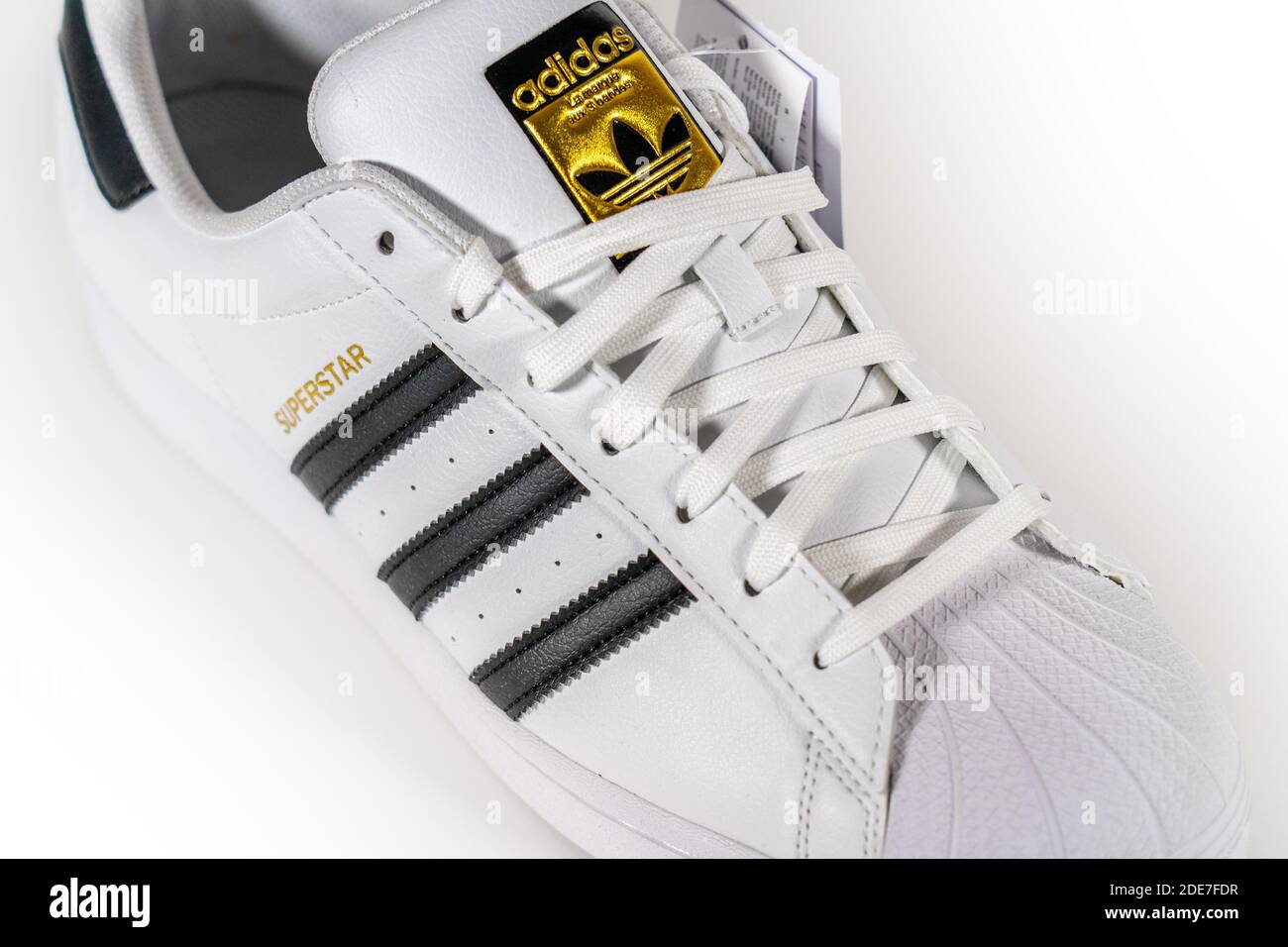Adidas Superstar - famoso de sneaker producido por el fabricante alemán de equipos deportivos y accesorios Adidas. Calzado de baloncesto retro, producción desde 1969 - Moscú, Rusia - Noviembre 2020 Fotografía de stock - Alamy