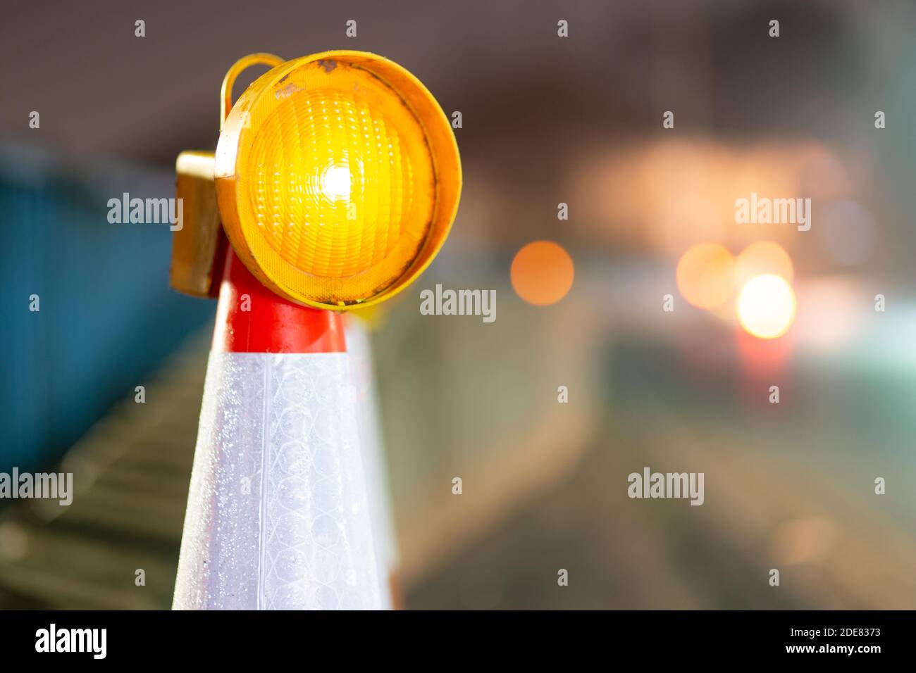 Cono de tráfico con luz fotografías e imágenes de alta resolución - Alamy