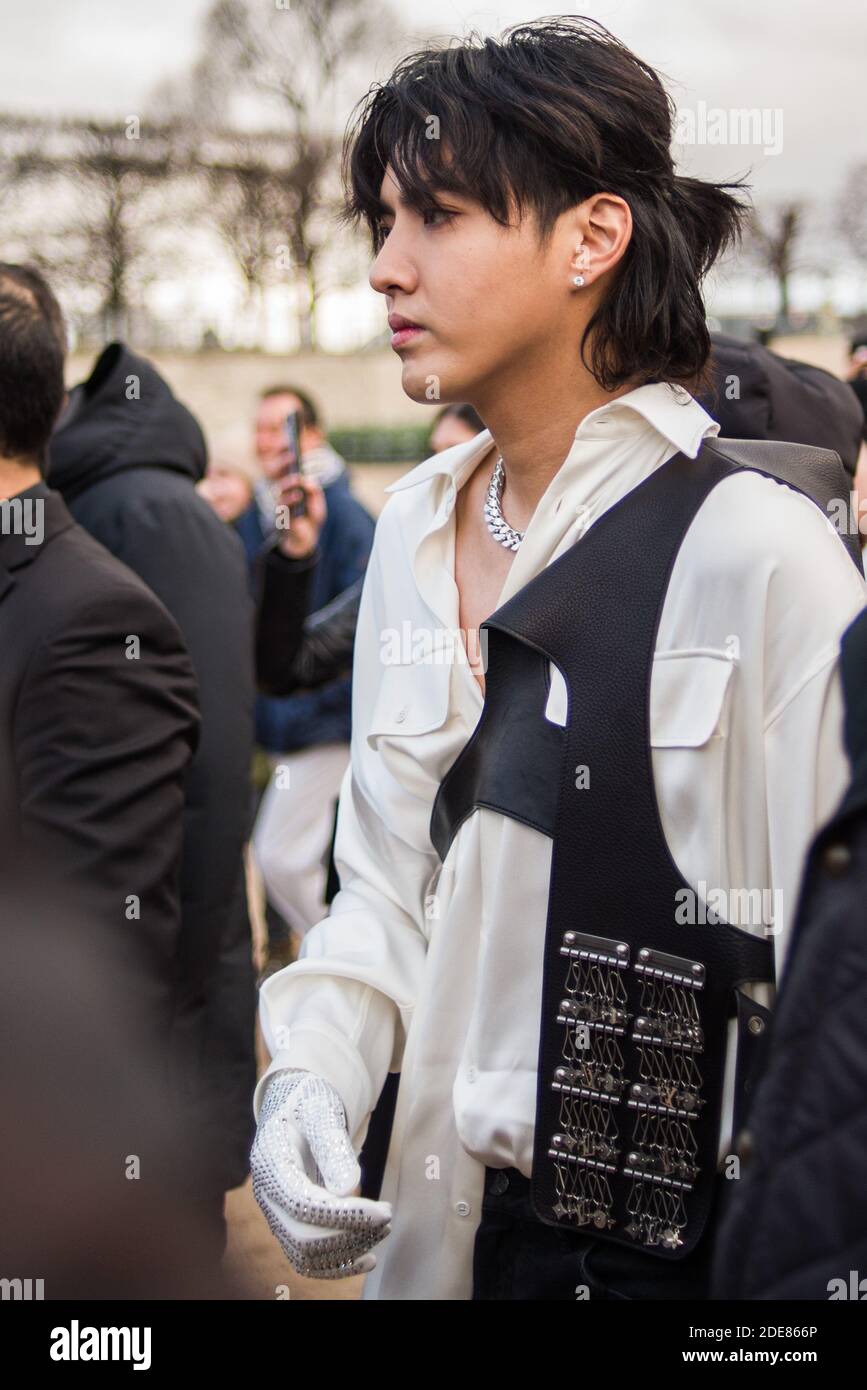 Kris Wu camina antes de los Louis Vuitton muestra como parte de Paris  Menswear Fashion Week Otoño/Invierno 2019-2020 el 17 de enero de 2019, en  París, Francia. Foto de Julie Sebadelha/ABACAPRESS.COM Fotografía