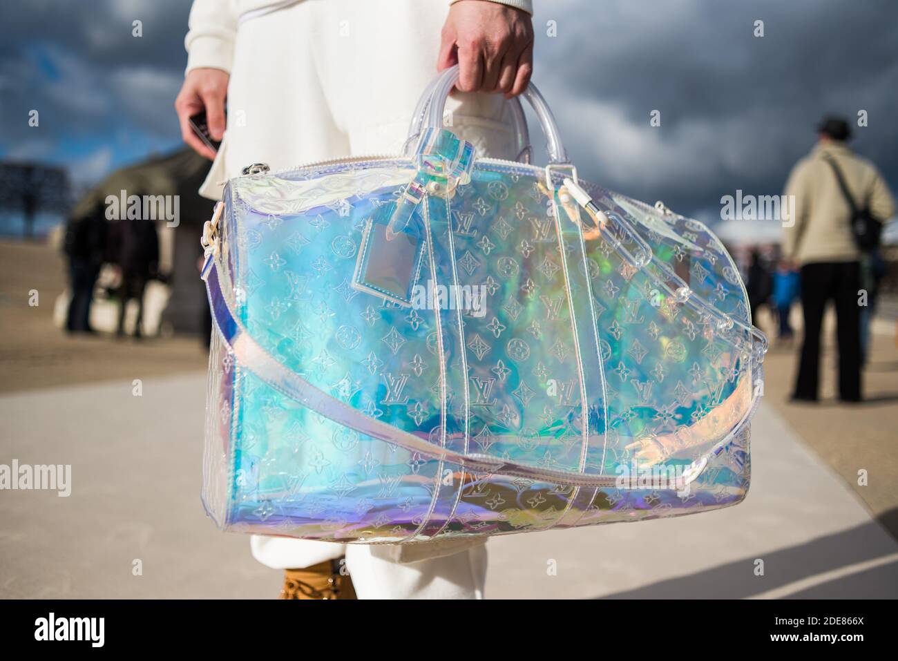 Un hombre lleva una bolsa Louis Vuitton antes de que Louis Vuitton se  muestre como parte de Paris Menswear Otoño/Invierno 2019-2020 el 17 de  enero de 2019 en París, Francia. Foto de
