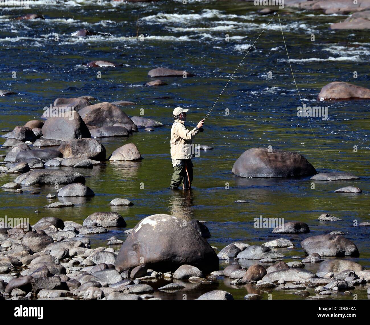 Pesca con mosca en el río Hudson, North River, Nueva York, EE.UU Foto de stock