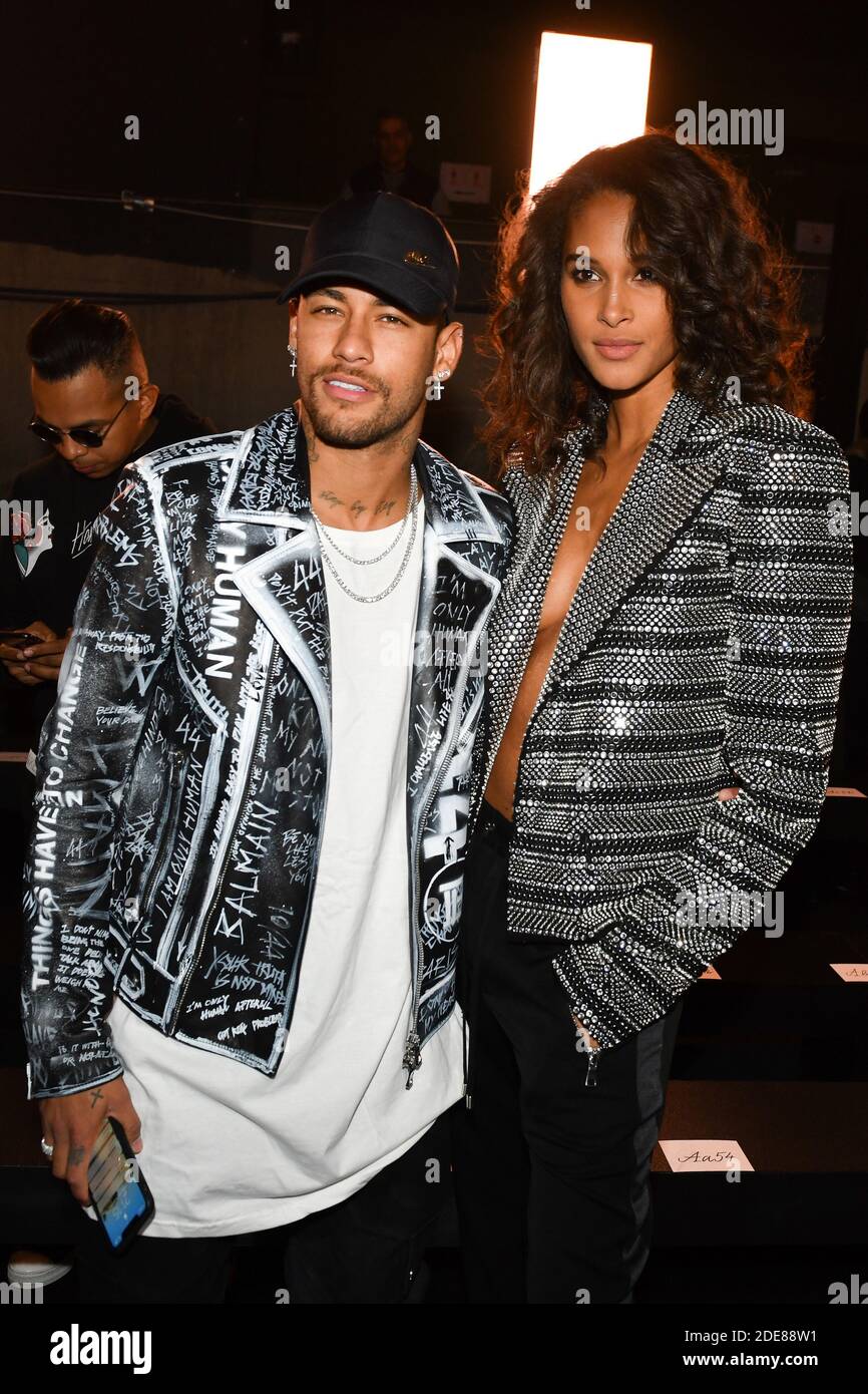 Neymar y Cindy Bruna asisten a la feria de moda Christian Balmain Otoño  Invierno 2019 como parte de la Semana de la moda de Paris Menswear el 18 de  enero de 2018
